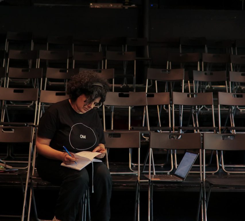 „Și în zilele noastre există aceeași presiune asupra femeilor de a performa feminitatea în acord cu niște stereotipuri”